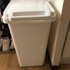 蓋付きゴミ箱(掃除済み)の画像