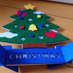 スポンジで作られたクリスマスツリーの画像