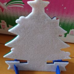 スポンジで作られたクリスマスツリーの画像