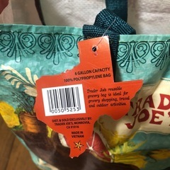 アメリカのポリ製手提げと、紙袋の画像