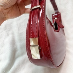 【新品！未使用】 赤 エナメル バッグの画像