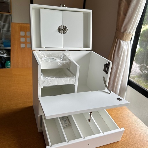 新品未使用メイクボックス三面鏡白