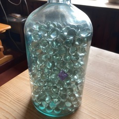 レトロ瓶とビー玉の画像
