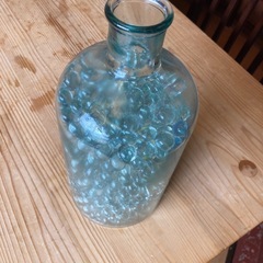 レトロ瓶とビー玉の画像
