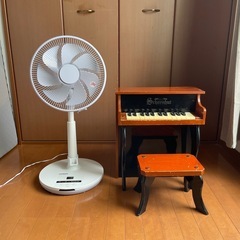 アンティークピアノの画像