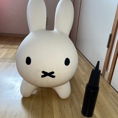 ミッフィー　乗り物　子ども　汚れあり　空気入れ付き　自宅まで乗りに来れる方のみ　おもちゃの画像