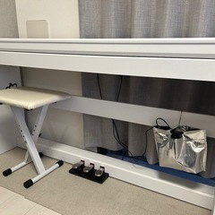電子ピアノと椅子