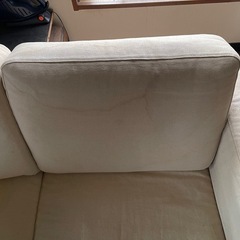キャンパス地のソファの画像