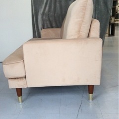 【値下げしました】2人掛けソファ　（全体幅115.5㎝×奥行75㎝×高さ80㎝）脚木製　クション　LOWYAベルベット調　no2924の画像