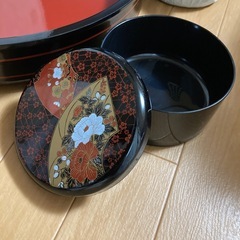 5個の蓋付お椀のセットと大きな容器のセットの画像