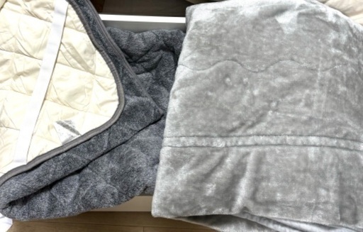 美品　2点　セット　西川産業  あったか　シーツ　あたたかファイバー　厚手　毛布　起毛　キルティング　敷きパッド　シングル　ふわふわ　ふかふか　毛布　軽量　軽い　ブランケット　グレー　灰色　寝具　一人暮らし　新生活　引っ越し　来客　民泊　ゲスト　モノトーン