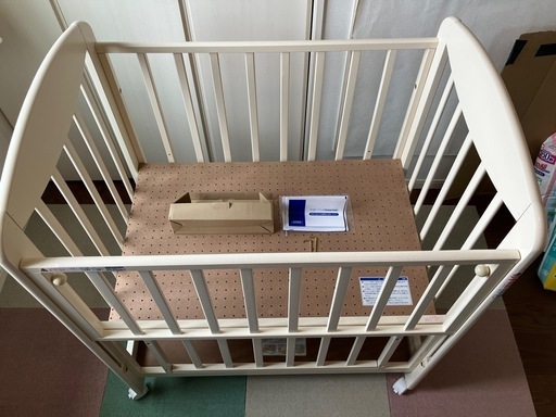 【極美品】カトージ　ミニ立ちベビーベッド　プチバニラ色