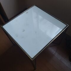 アンティークのテーブル