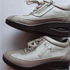 レディース用ウォーキングシューズ シルバー 24.5EEEの画像