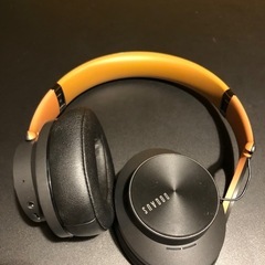 ジャンク品のヘッドホンとモバイルバッテリーの画像