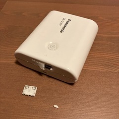 ジャンク品のヘッドホンとモバイルバッテリーの画像