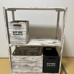 木製の棚と木製の箱3つ