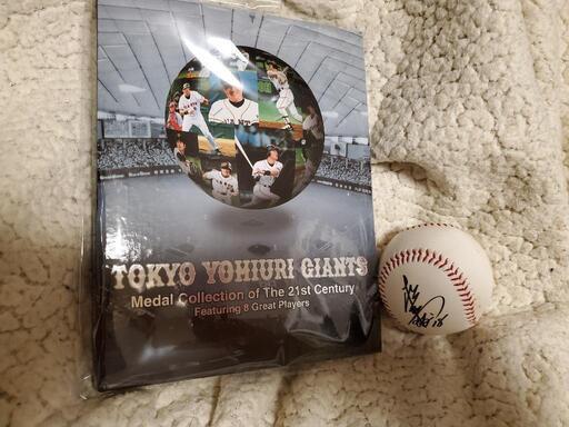 読売ジャイアンツ記念メダルと西武ライオンズサイン入りボール