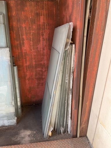 引取者決定　ガラス　棚用　面取加工済み　水垢有