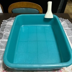 猫ちゃんのトイレとご飯用の器３個