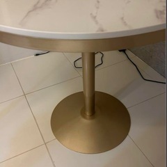 大理石カフェテーブルの画像