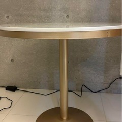 大理石カフェテーブルの画像