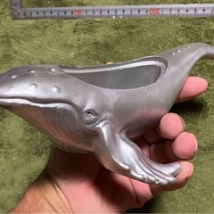 ①クジラの置物〈す