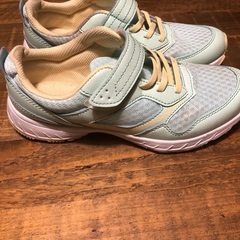 スニーカー23cmの画像