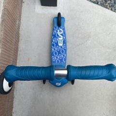 子供キックボードの画像