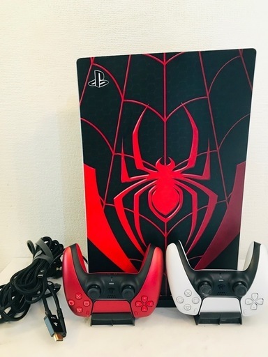 Sony PS5 と 2 つのコントローラーとアクセサリ