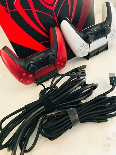 Sony PS5 と 2 つのコントローラーとアクセサリ