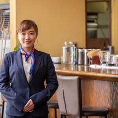 ホテルレストランの朝食会場サービススタッフ