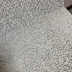 カバー付きブラウンソファーの画像