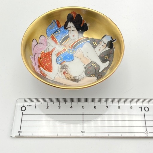 m0923607-5 九谷焼 春画 盃 金彩色絵人物図 金襴手 陶磁器 古美術品 酒器 酒盃 杯 枕絵 金彩 骨董品 浮世絵 お猪口 中古品