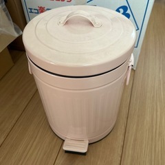 話し中ピンクのゴミ箱