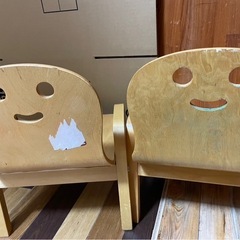 木製子どもイス2個の画像