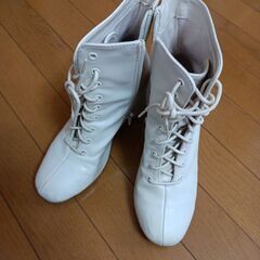 ホワイトブーツ