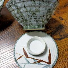 丼ぶり鉢4つの画像