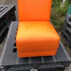 オレンジ色　ソファー