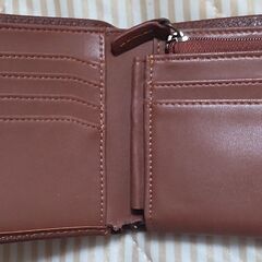 【早い者勝ち！    最終値下げ    新品同様　半額以下の破格値に】二つ折り財布 メンズ 牛革（長く使えます）※定価5,500円を半額以下の2,000円で！の画像