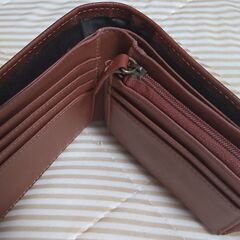 【早い者勝ち！    最終値下げ    新品同様　半額以下の破格値に】二つ折り財布 メンズ 牛革（長く使えます）※定価5,500円を半額以下の2,000円で！の画像