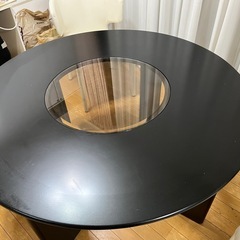 グランドピアノと同じ素材、仕上げと言われたガラスが入ったダイニン...