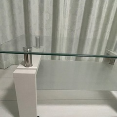 白いガラステーブル　キャスター付きの画像