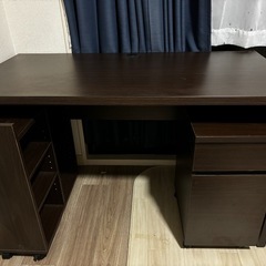 デスクセットとワークチェア