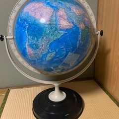 レトロで大きな地球儀
