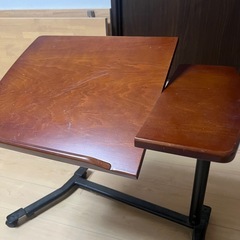 ノートパソコン　デスク
の画像