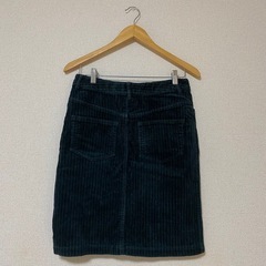 タイトスカート緑の画像