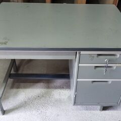 事務机　スチール製　横106cm×奥行73cm×高さ74cm　鍵...