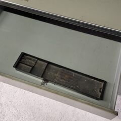 事務机　スチール製　横106cm×奥行73cm×高さ74cm　鍵2本付！の画像