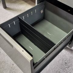 事務机　スチール製　横106cm×奥行73cm×高さ74cm　鍵2本付！の画像